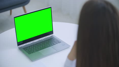 Ärztin-Berät-Online-Laptop-Mit-Grünem-Bildschirm-Auf-Dem-Tisch-Chroma-Key-Konzept